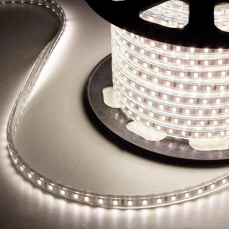 Tira led de 1 metro de doble tira LED flexible SMD2835 de alta tensión que se conecta directamente a la red eléctrica de 220V mediante un alimentador, está fabricada con componentes de alta calidad, permite una alta disipación del calor y son impermeables gracias a la cubierta transparente de PVC. Por su flexibilidad y alta luminosidad es ideal para crear una iluminación de calidad en todo tipo de ambientes, tanto en interiores como en exteriores.