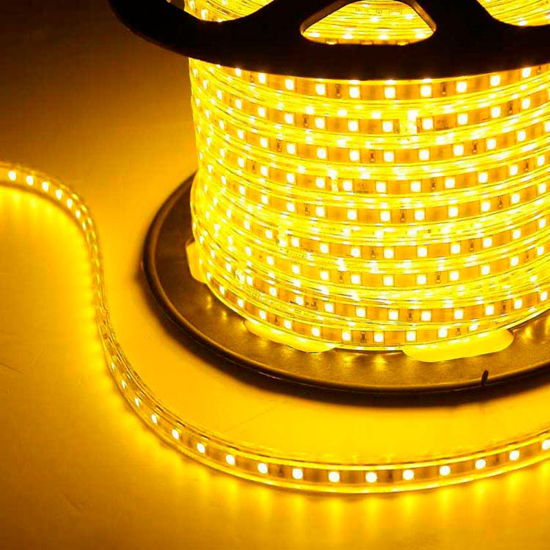 Carrete de 100 metros de doble tira LED flexible SMD2835 de alta tensión que se conecta directamente a la red eléctrica de 220V mediante un alimentador, está fabricada con componentes de alta calidad, permite una alta disipación del calor y son impermeables gracias a la cubierta transparente de PVC. Por su flexibilidad y alta luminosidad es ideal para crear una iluminación de calidad en todo tipo de ambientes, tanto en interiores como en exteriores.