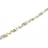 Rollo de tira LED monocolor de 5 metros (60 Leds/metro) especialmente indicado para la adaptarse a cualquier contorno, permite hacer curvas y ángulos 90 grados gracias a su PCB de solo 6mm de ancho en forma de Zig-Zag. Chip SMD2835 de bajo consumo. Material flexible adaptable a cualquier superficie. En el dorso cuenta con un potente adhesivo 3M troquelado con la misma forma que la tira led para colocar la tira en cualquier superficie.