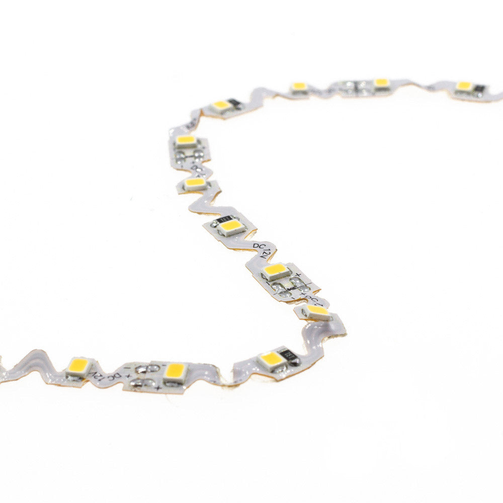 Rollo de tira LED monocolor de 5 metros (60 Leds/metro) especialmente indicado para la adaptarse a cualquier contorno, permite hacer curvas y ángulos 90 grados gracias a su PCB de solo 6mm de ancho en forma de Zig-Zag. Chip SMD2835 de bajo consumo. Material flexible adaptable a cualquier superficie. En el dorso cuenta con un potente adhesivo 3M troquelado con la misma forma que la tira led para colocar la tira en cualquier superficie.