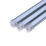 Barras led especialmente concebidas para su instalación en lineales de alimentación para ofrecer una iluminación adecuada para crear una atmósfera que anima a los clientes a comprar y muestra la mejor cara de los productos. En los expositores de pescadería, la luz blanca fría reflejada en el hielo picado crea una sugerente sensación de "recién pescado".