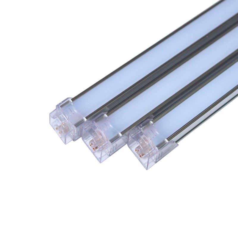 Barras led especialmente concebidas para su instalación en lineales de alimentación para ofrecer una iluminación adecuada para crear una atmósfera que anima a los clientes a comprar y muestra la mejor cara de los productos. En los expositores de pescadería, la luz blanca fría reflejada en el hielo picado crea una sugerente sensación de "recién pescado".