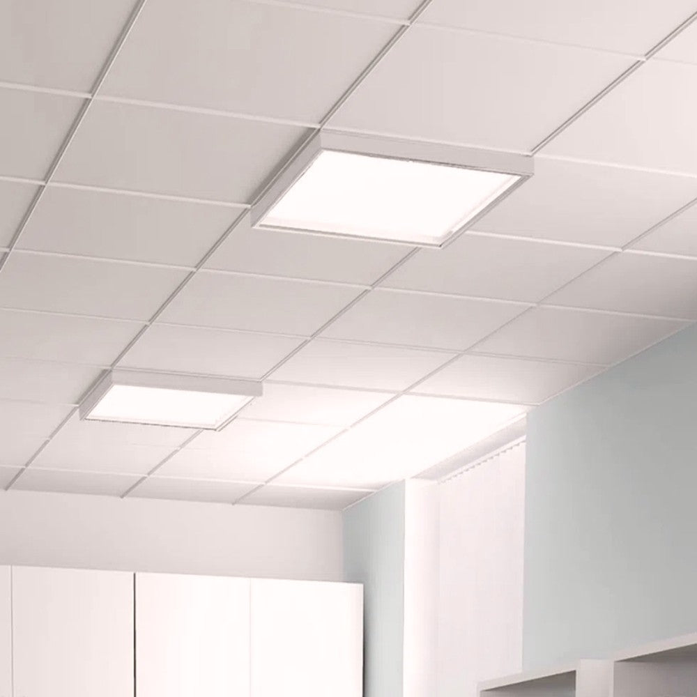 Herrajes fabricados en aluminio lacado en color blanco especialmente diseñados para la instalación de paneles led en superficie. Instalación rápida y sencilla para todo tipo de techos. Con altura de 68mm para alojar driver de mayor tamaño.