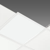 Panel led que ofrece todas las posibilidades de luz en una única luminaria, desde blanco cálido, neutro y frío (desde 2700K hasta 6500K), hasta RGB fácilmente configurable con su mando a distancia RF incluido. Con un único mando puede controlar varios paneles led y crear un ambiente de luz distinto para cada necesidad.