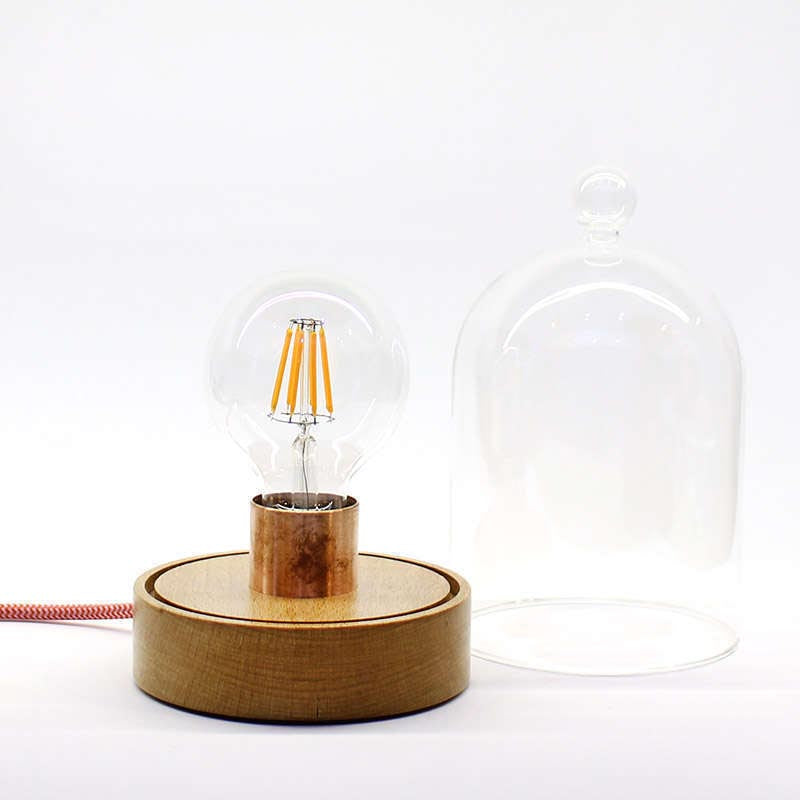 Fanal decorativo LED Bell JAR, una luminaria evocadora del recuerdo de décadas pasadas, una lámpara que muestra la simplicidad del primer emisor de luz. Una bombilla filamentosa ególatra, protegida por un fanal de vidrio.