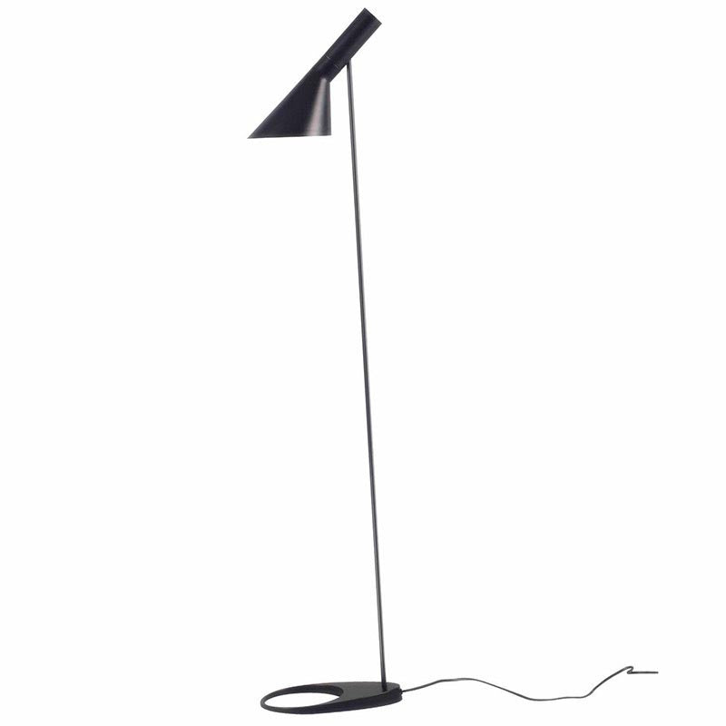 Réplica de la popular Lámpara JACOBSEN creada en 1960 por el diseñador danés Arne Jacobsen en color negro. Una pieza extremadamente versátil con su característica pantalla en forma de embudo que emite una luz directa hacia abajo permitiendo enfocar la luz fácilmente haciéndolo ideal como lámpara de lectura.