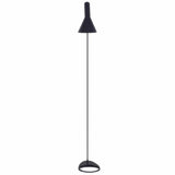 Réplica de la popular Lámpara JACOBSEN creada en 1960 por el diseñador danés Arne Jacobsen en color negro. Una pieza extremadamente versátil con su característica pantalla en forma de embudo que emite una luz directa hacia abajo permitiendo enfocar la luz fácilmente haciéndolo ideal como lámpara de lectura.