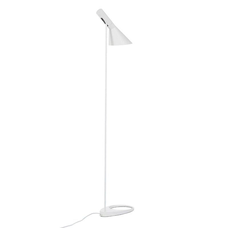 Réplica de la popular lámpara JACOBSEN creada en 1960 por el diseñador danés Arne Jacobsen, Lámpara AJ LED. Una pieza extremadamente versátil con su característica pantalla en forma de embudo que emite una luz directa hacia abajo permitiendo enfocar la luz fácilmente haciéndolo ideal como lámpara de lectura.