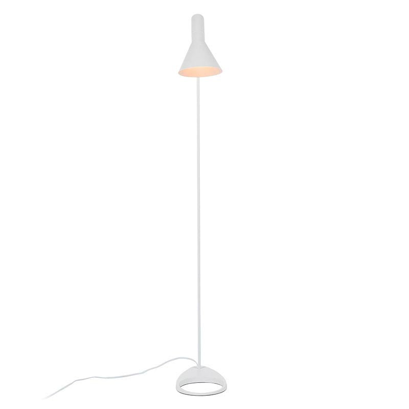 Réplica de la popular lámpara JACOBSEN creada en 1960 por el diseñador danés Arne Jacobsen, Lámpara AJ LED. Una pieza extremadamente versátil con su característica pantalla en forma de embudo que emite una luz directa hacia abajo permitiendo enfocar la luz fácilmente haciéndolo ideal como lámpara de lectura.