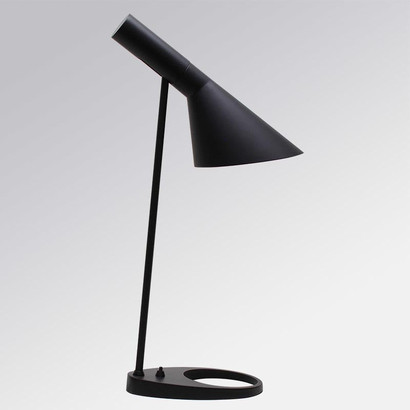 Réplica de la popular lámpara JACOBSEN creada en 1960 por el diseñador danés Arne Jacobsen. Una pieza extremadamente versátil con su característica pantalla en forma de embudo que emite una luz directa hacia abajo permitiendo enfocar la luz fácilmente haciéndolo ideal como lámpara de lectura.