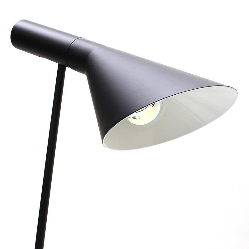 Réplica de la popular lámpara JACOBSEN creada en 1960 por el diseñador danés Arne Jacobsen. Una pieza extremadamente versátil con su característica pantalla en forma de embudo que emite una luz directa hacia abajo permitiendo enfocar la luz fácilmente haciéndolo ideal como lámpara de lectura.