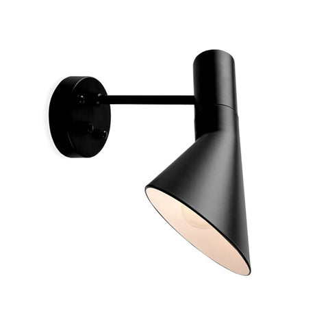 Réplica de la popular lámpara JACOBSEN creada en 1960 por el diseñador danés Arne Jacobsen. Una pieza extremadamente versátil con su característica pantalla en forma de embudo que emite una luz directa hacia abajo permitiendo enfocar la luz fácilmente.