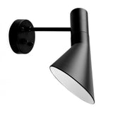 Réplica de la popular lámpara JACOBSEN creada en 1960 por el diseñador danés Arne Jacobsen. Una pieza extremadamente versátil con su característica pantalla en forma de embudo que emite una luz directa hacia abajo permitiendo enfocar la luz fácilmente.