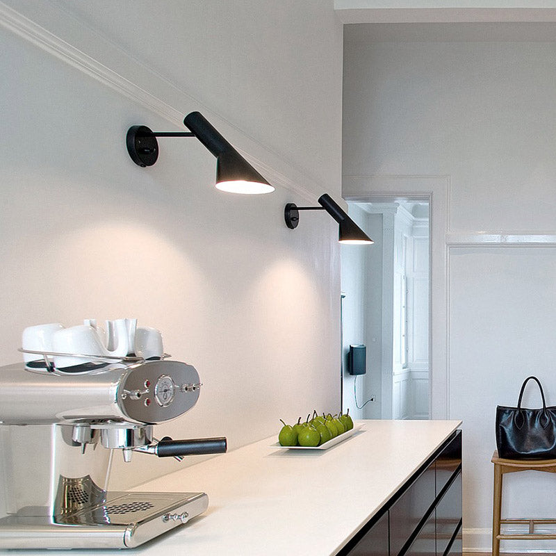 Réplica de la popular lámpara JACOBSEN creada en 1960 por el diseñador danés Arne Jacobsen. Una pieza extremadamente versátil con su característica pantalla en forma de embudo que emite una luz directa hacia abajo permitiendo enfocar la luz fácilmente.