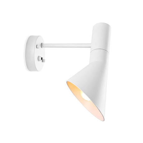 Réplica de la popular lámpara JACOBSEN creada en 1960 por el diseñador danés Arne Jacobsen. Una pieza extremadamente versátil con su característica pantalla en forma de embudo que emite una luz directa hacia abajo permitiendo enfocar la luz fácilmente.