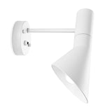Réplica de la popular lámpara JACOBSEN creada en 1960 por el diseñador danés Arne Jacobsen. Una pieza extremadamente versátil con su característica pantalla en forma de embudo que emite una luz directa hacia abajo permitiendo enfocar la luz fácilmente.