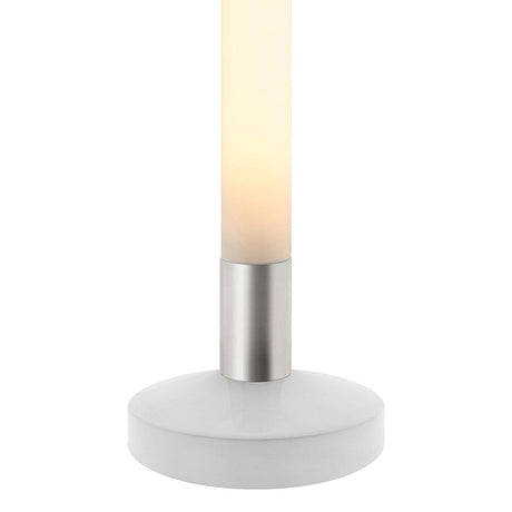 La lámpara de pié Baround es una columna de luz con en base de acero lacado color blanco y cubierta circular opal con una potente luminosidad regulable con el mando a distancia incluido. Luminaria exclusiva para crear ambientes únicos en cualquier lugar. Incluye mando a distancia RF para apagar/encender, controlar la intensidad y efectos de la luz.