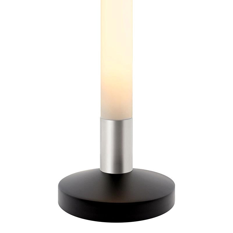 La lámpara de pié Baround es una columna de luz con en base de acero lacado color blanco y cubierta circular opal con una potente luminosidad regulable con el mando a distancia incluido. Luminaria exclusiva para crear ambientes únicos en cualquier lugar. Incluye mando a distancia RF para apagar/encender, controlar la intensidad y efectos de la luz.