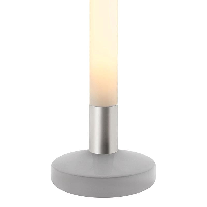 La lámpara de pié Baround es una columna de luz con en base de acero lacado color blanco y cubierta circular opal con una potente luminosidad regulable con el mando a distancia incluido. Luminaria exclusiva para crear ambientes únicos en cualquier lugar. Incluye mando a distancia RF para apagar/encender, controlar la intensidad y efectos de la luz.
