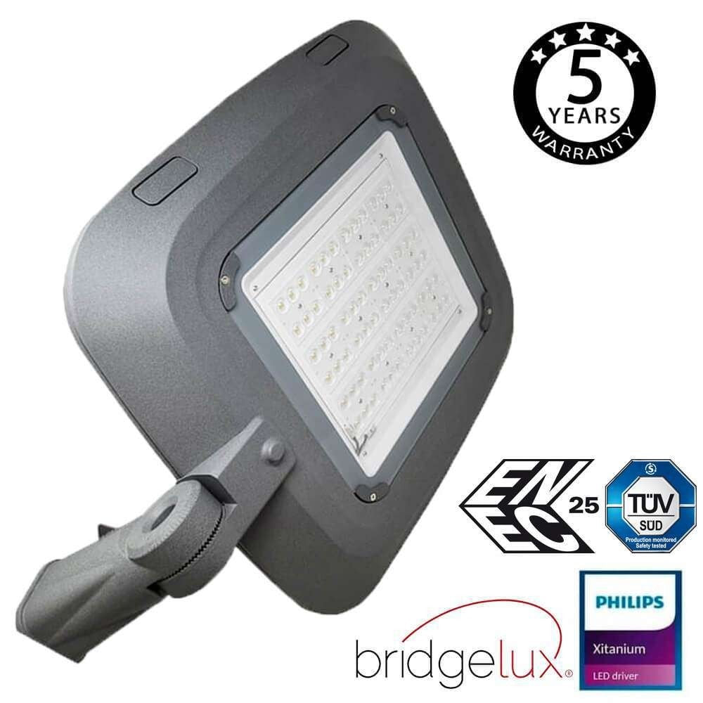 Farola de altas prestaciones LED chip Bridgelux 150lm/w, con fijación horizontal, vertical y orientable, cuerpo de aluminio fundido a presión y vidrio templado con nuevo diseño para evitar la acumulación de polvo y aves. Equipo de alimentación electrónico IP-66 Clase I con protector de sobretensión 10 KV externo de driver. Apertura fácil para mantenimiento. Driver Philips programable.