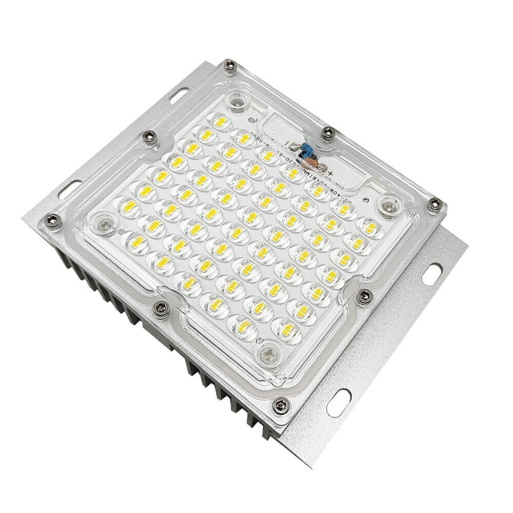 Transforma tus farolas en una fuente de iluminación eficiente y potente con nuestro Módulo LED 40W Bridgelux con chapa de acero para una instalación rápida y sencilla. Diseñado especialmente para farolas Villa o Fernandina y áreas residenciales, este módulo te ofrece una solución de iluminación de alta calidad.