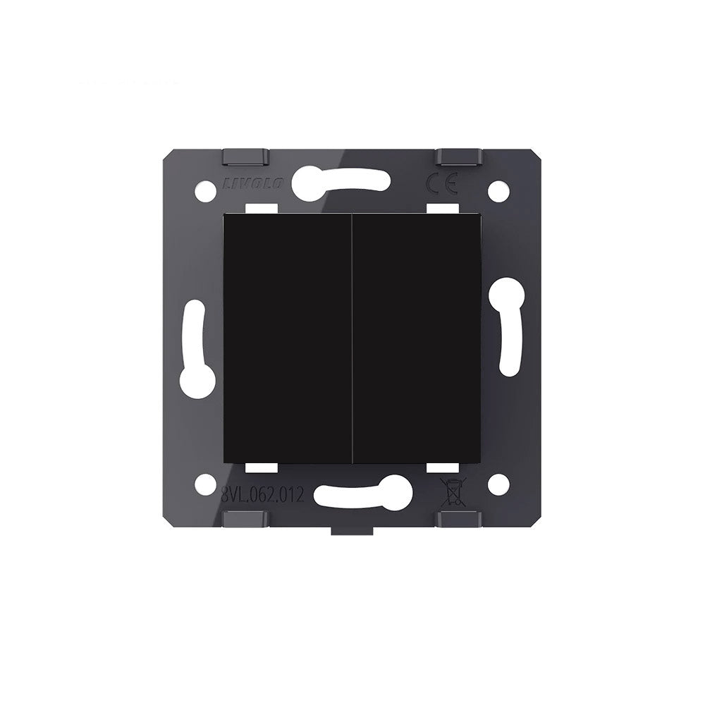 Mecanismo de empotrar EU, interruptor de cruzamiento. Con 1 tecla media de color negro. NO INCLUYE marco metálico ni panel frontal de cristal. (el marco frontal de cristal incluye el marco metálico) Sirve para encender y apagar la luz desde tres lugares diferentes. Por ejemplo, un pasillo, donde tienes un mecanismo en la entrada, otro en la parte media del pasillo y otro al final. Se combina con dos interruptores-conmutadores.