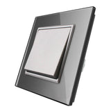 Mecanismo de empotrar EU, interruptor conmutador. Con tecla y marco de cristal de color gris. Incluye marco metálico y panel frontal de cristal. Sirve para encender y apagar la luz desde tres lugares diferentes. Por ejemplo, un pasillo, donde tienes un mecanismo en la entrada, otro en la parte media del pasillo y otro al final. Se combina con dos interruptores-conmutadores.