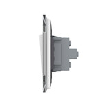 Mecanismo de empotrar EU, interruptor conmutador. Con tecla y marco de cristal de color gris. Incluye marco metálico y panel frontal de cristal. Sirve para encender y apagar la luz desde tres lugares diferentes. Por ejemplo, un pasillo, donde tienes un mecanismo en la entrada, otro en la parte media del pasillo y otro al final. Se combina con dos interruptores-conmutadores.