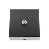 Florón cuadrado lacado color negro mate, 80x80x30mm. Facilita la instalación y oculta los cables de conexión de las lámparas suspendidas.
