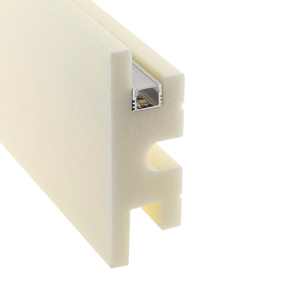 Moldura fabricada en poliestireno extruido diseñada para instalación de iluminación lineal led. La combinación entre los perfiles de aluminio, molduras de poliestireno y tiras led, ofrecen un acabado distinguido a tus proyectos más exigentes.