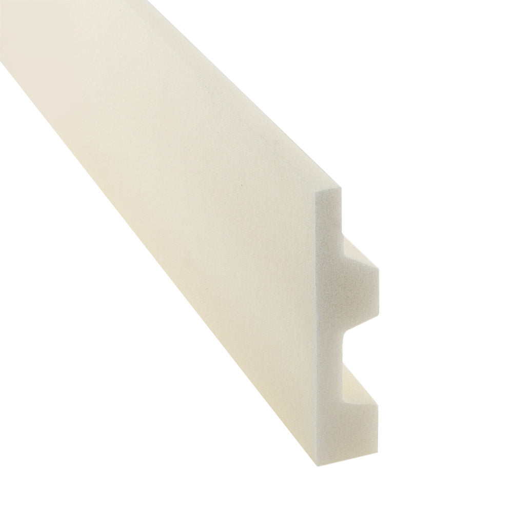 Moldura fabricada en poliestireno extruido diseñada para instalación de iluminación lineal led. La combinación entre los perfiles de aluminio, molduras de poliestireno y tiras led, ofrecen un acabado distinguido a tus proyectos más exigentes.