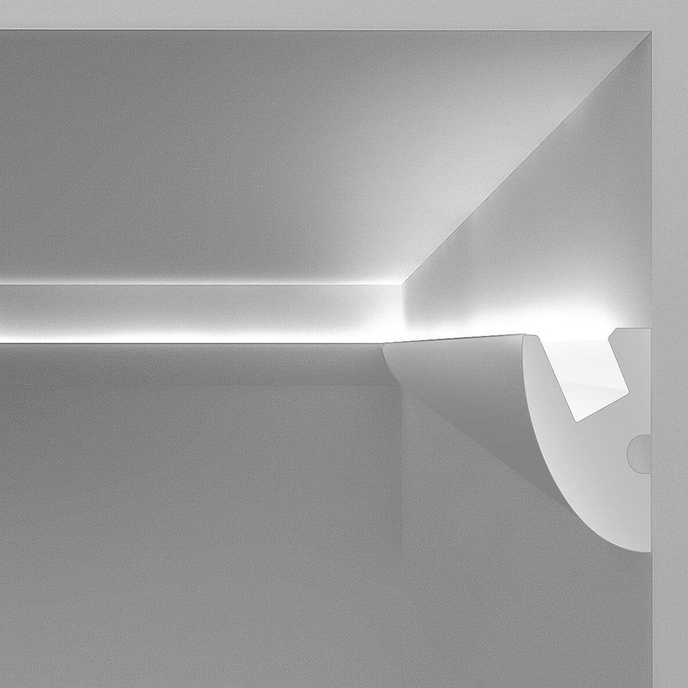 Moldura fabricada en poliestireno extruido diseñada para instalación de iluminación lineal led. La combinación entre los perfiles de aluminio, molduras de poliestireno y tiras led, ofrecen un acabado distinguido a tus proyectos más exigentes.