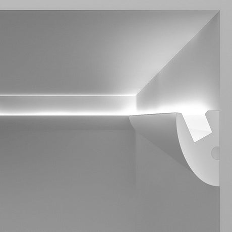 Moldura fabricada en poliestireno extruido diseñada para instalación de iluminación lineal led. La combinación entre los perfiles de aluminio, molduras de poliestireno y tiras led, ofrecen un acabado distinguido a tus proyectos más exigentes.