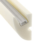 Moldura fabricada en poliestireno extruido diseñada para instalación de iluminación lineal led. La combinación entre los perfiles de aluminio, molduras de poliestireno y tiras led, ofrecen un acabado distinguido a tus proyectos más exigentes.