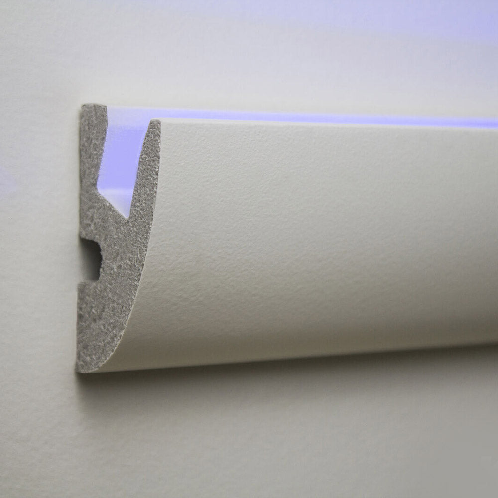 Moldura fabricada en poliestireno extruido diseñada para instalación de iluminación lineal led. La combinación entre los perfiles de aluminio, molduras de poliestireno y tiras led, ofrecen un acabado distinguido a tus proyectos más exigentes.