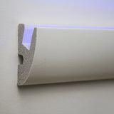 Moldura fabricada en poliestireno extruido diseñada para instalación de iluminación lineal led. La combinación entre los perfiles de aluminio, molduras de poliestireno y tiras led, ofrecen un acabado distinguido a tus proyectos más exigentes.