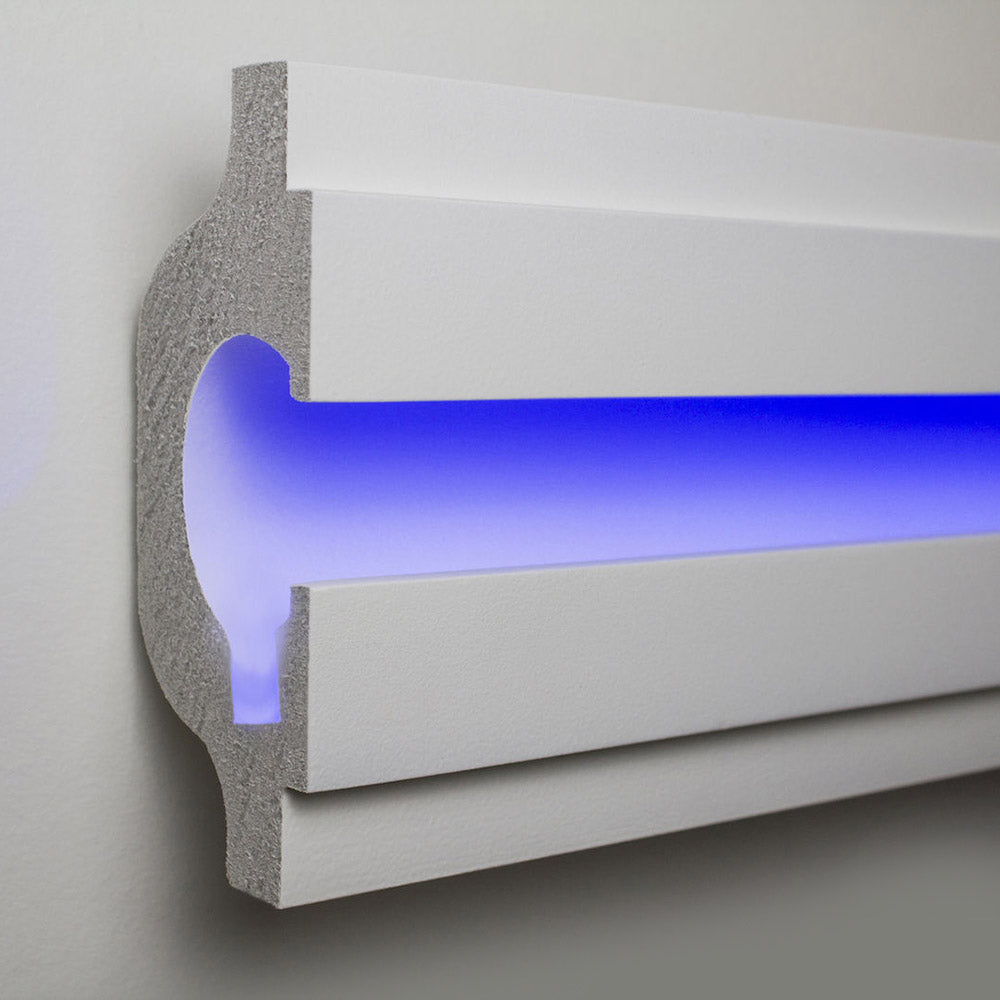Moldura fabricada en poliestireno extruido diseñada para instalación de iluminación lineal led. La combinación entre los perfiles de aluminio, molduras de poliestireno y tiras led, ofrecen un acabado distinguido a tus proyectos más exigentes.