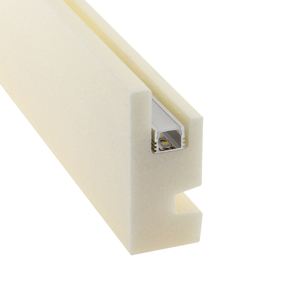 Moldura fabricada en poliestireno extruido diseñada para instalación de iluminación lineal led. La combinación entre los perfiles de aluminio, molduras de poliestireno y tiras led, ofrecen un acabado distinguido a tus proyectos más exigentes.