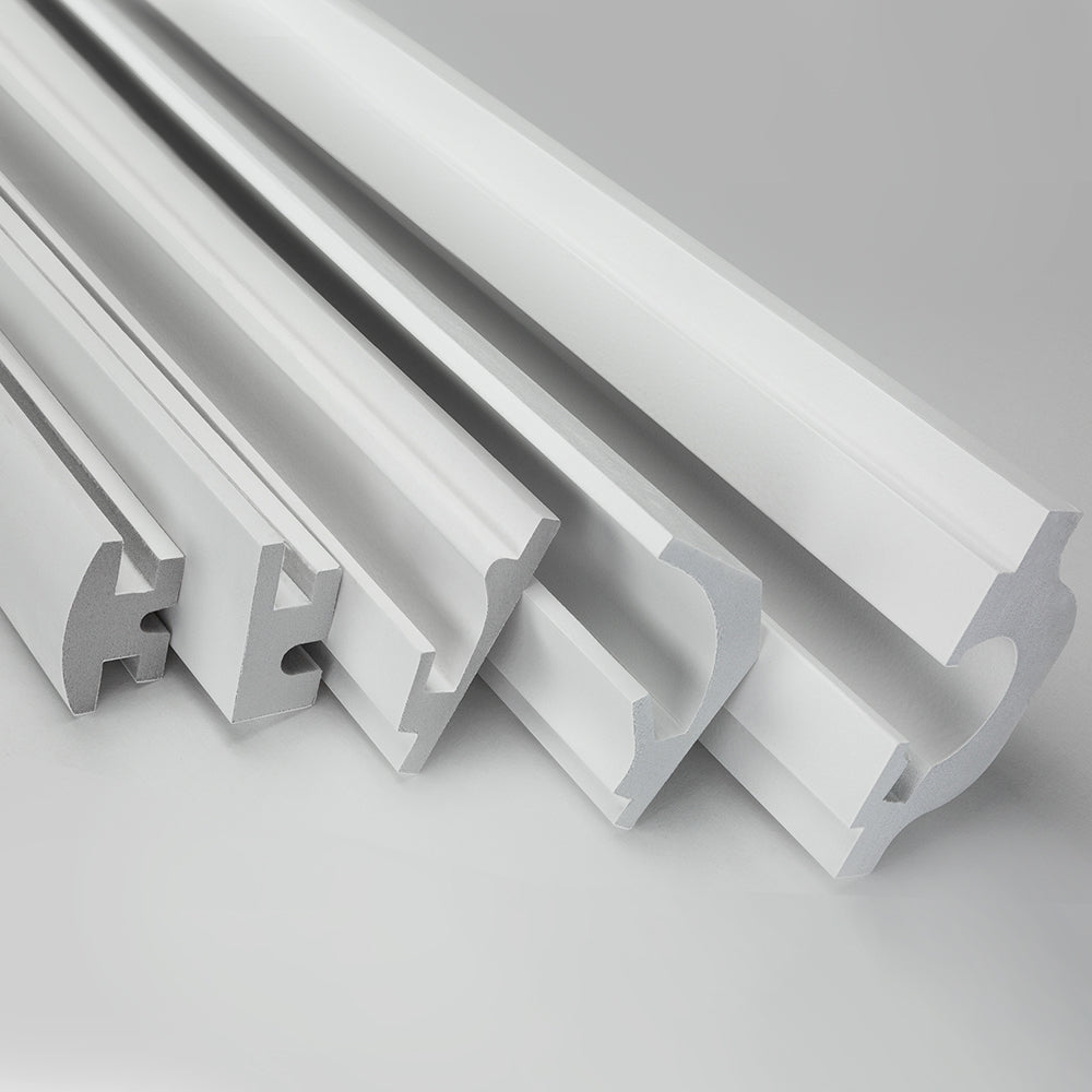Moldura fabricada en poliestireno extruido diseñada para instalación de iluminación lineal led. La combinación entre los perfiles de aluminio, molduras de poliestireno y tiras led, ofrecen un acabado distinguido a tus proyectos más exigentes.