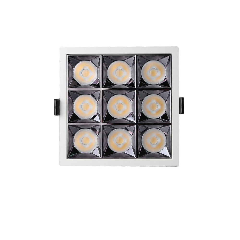 Foco empotrable LED con chip OSRAM SMD5050  de alta potencia y con 40W de potencia. Dispone de factor antideslumbramiento URG 17 y un ángulo de apertura de 24º. Con una iluminación más directa para centrar la luz en puntos específicos. Una iluminación de acentuación elegante y distintiva.