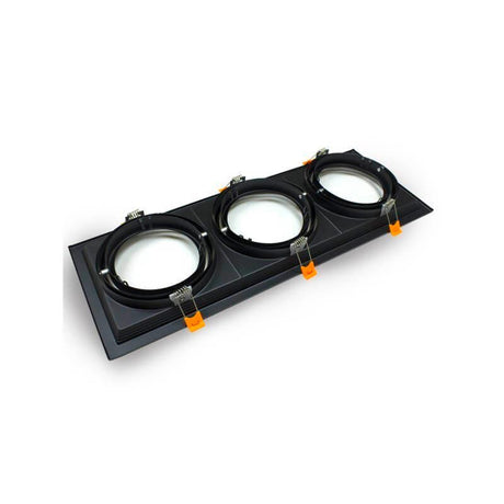 Marco triple empotrable y orientable de acero para tres lámparas AR111